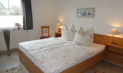 Schlafzimmer mit Doppelbett 1,80m x 2,00 m