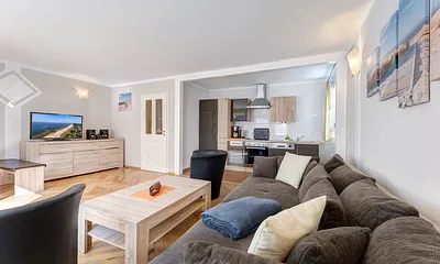 Wohnzimmer mit Couch, Flat-TV