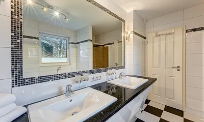 Bad mit Doppelwaschbecken, WC und Fön