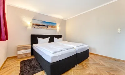 Bad mit Dusche/Wanne, WC und Doppelwaschbecken