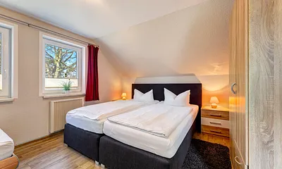 Schlafzimmer mit Doppel- und Einzelbett