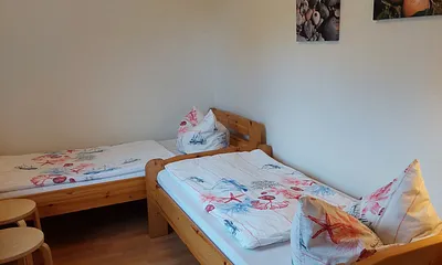 Schlafzimmer mit 2 Betten