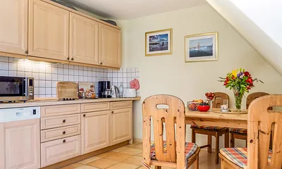 Küchenzeile mit Esstisch