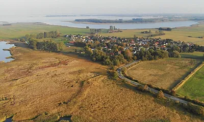 Bresewitz, umgeben von Boddengewässern