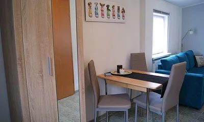 Kleiner Kleiderschrank mit Spiegel