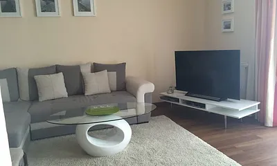 Wohnzimmer mit internetfähigen Fernseher
