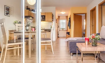 Blick von Terrasse Küche mit Esstisch für 4 Personen