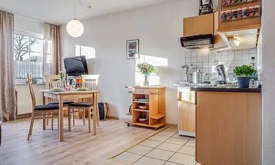 Küchenzeile mit Esstisch