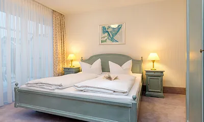 Hier im Bild das große Elternschlafzimmer mit Austritt zum Balkon. Die Wohnung kann mit max 4 Pers. + Kleinkind belegt werden. Ein Reisebettchen kann gemietet werden.