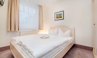 Im kleineren Schlafzimmer befindet sich ein Doppelbett (1,40m breit), ein Kleiderschrank und ein TV-Gerät.