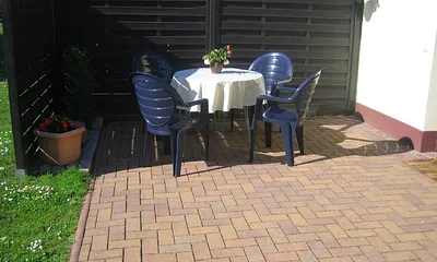 Großzügige Terrasse zum Entspannen in der Sonne