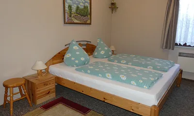 Schlafraum mit Doppelbett und einem Etagenbett