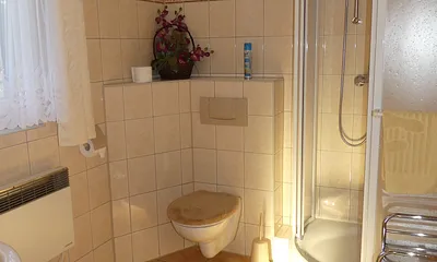 Geräumiges Bad mit Waschtisch und Runddusche