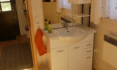 Waschtisch mit vielen Ablagemöglichkeiten