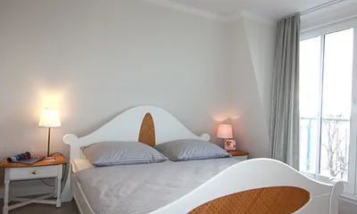 Schlafzimmer mit Zugang zum kl. Balkon