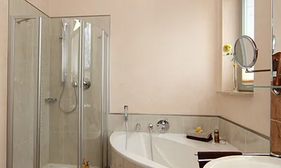 Bad mit Badewanne und Dusche