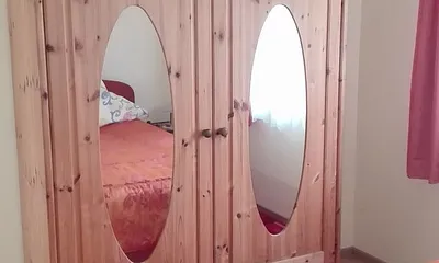 Erstes Schlafzimmer Kleiderschrank