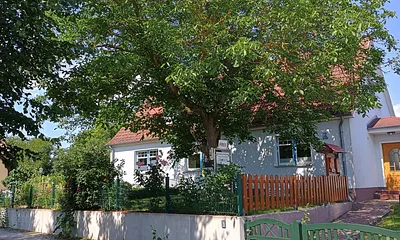 Blick zur Kirche vom Parkplatz