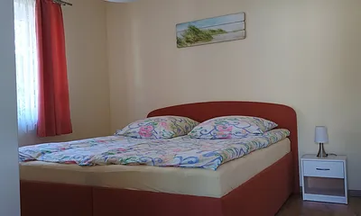 Erstes Schlafzimmer mit Doppelbett