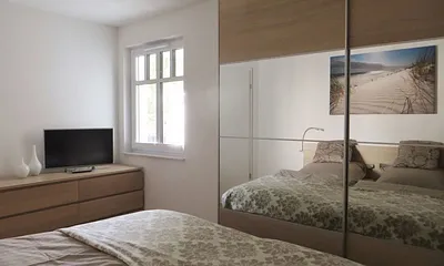 Schlafzimmer mit großem Schrank und TV
