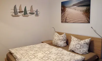 Schlafzimmer mit großem Doppelbett 