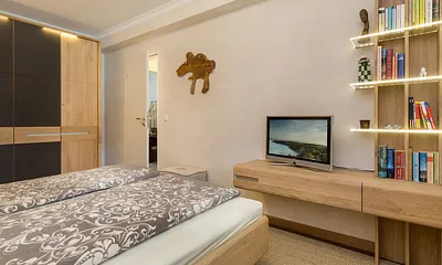 ... Kleiderschrank und Flat-TV.