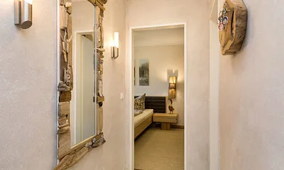 Hier ein Blick vom Wohnungsflur in das Schlafzimmer. Die Tür rechts führt in das Bad. 