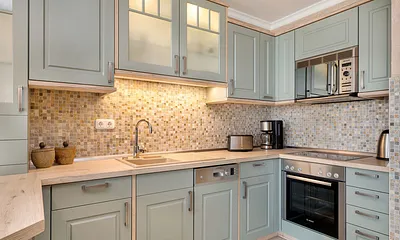 Die Küchenzeile ist mit Geschirrspüler, Kühlschrank mit Eisfach, Backofen, Mikrowelle etc. ausgestattet.