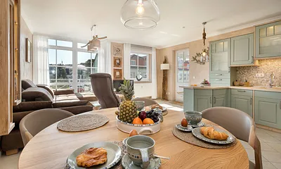 Hier der Blick in den Wohnbereich. Rechts im Hintergrund der Austritt zum Balkon.