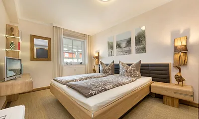 Das Schlafzimmer ist ausgestattet mit Doppelbett ...