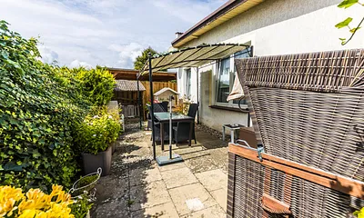 Sitzecke mit Sonnenschutz bei Bedarf, Liegesitzen und Grill um den Tag gemütlich ausklingen zu lassen