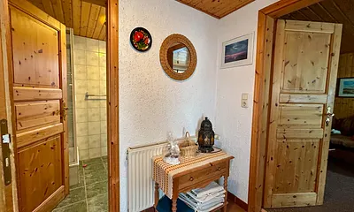 Flur, links zum Bad, rechts zum Wohnzimmer