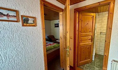 Eingangsbereich, links das Schlafzimmer, gerade zu das Bad