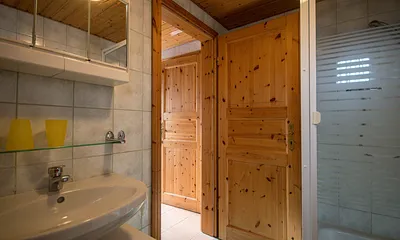 Blick aus dem Badezimmer in den Flur