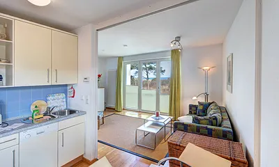 Küchenzeile, Essplatz und Blick ins Wohnzimmer