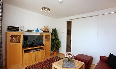 Wohnzimmer mit Flat-TV