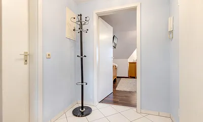 Der Flur mit Blick ins Schlafzimmer.