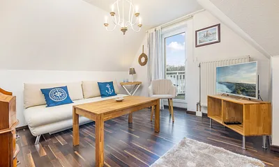 Das schöne Wohnzimmer mit Austritt zum Balkon.