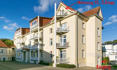 Der Hof mit Parkplätzen. Der Pfeil weist auf den Balkon "Inselliebe".