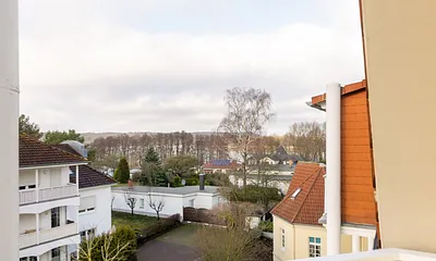 Wenn die Bäume kein Laub tragen, können Sie vom Balkon den "Schmachter See" sehen ...