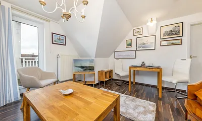 Der Essplatz im Wohnzimmer. Rechts im Bild die Tür zur Küche.