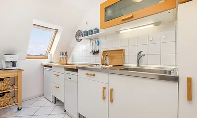 Die Küche ist mit Geschirrspüler, Cerankochfeld, Mikrowelle etc. ausgestattet.