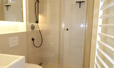 Bad mit großer Dusche