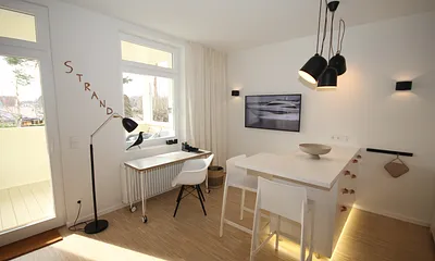 Wohnzimmerecke mit Schreibtisch und Zugang zum Balkon