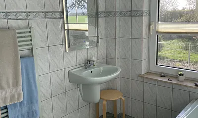 Bad mit Wanne und Dusche