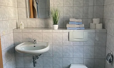 Bad mit WC und Waschmaschine 