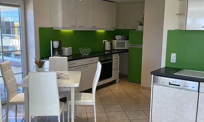 offene Wohnküche mit Sitzecke