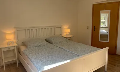 Doppelbett im Schlafzimmer 