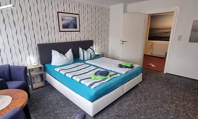 Das Schlafzimmer mit Boxspringbett (180x200cm Liegefläche)