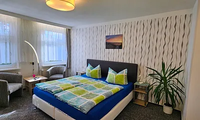 Das Schlafzimmer mit Boxspringbett (180x200cm Liegefläche)